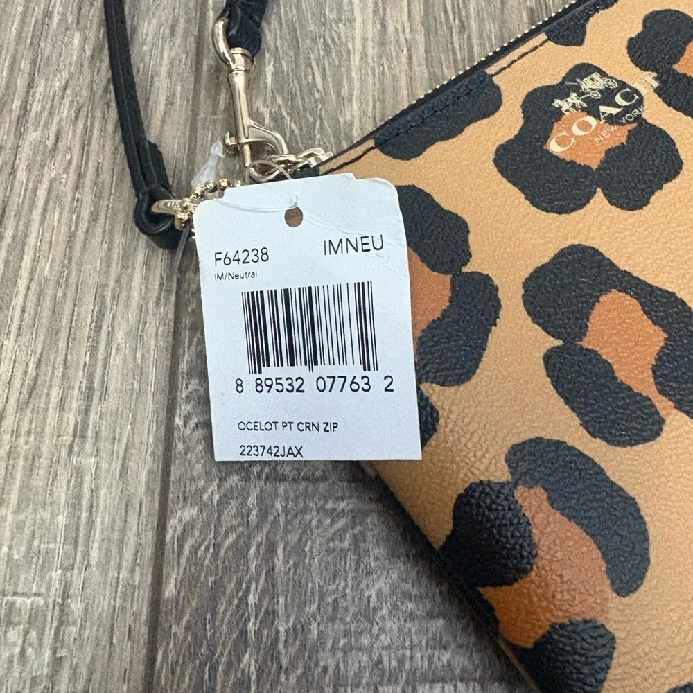 Coach wristlet / wallet in Cheetah print NWT from pet and smoke free home - Picture 5 of 15